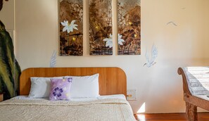 Habitación cuádruple, 2 camas Queen size, balcón, vista al patio | Escritorio, espacio para trabajar con laptop y ropa de cama