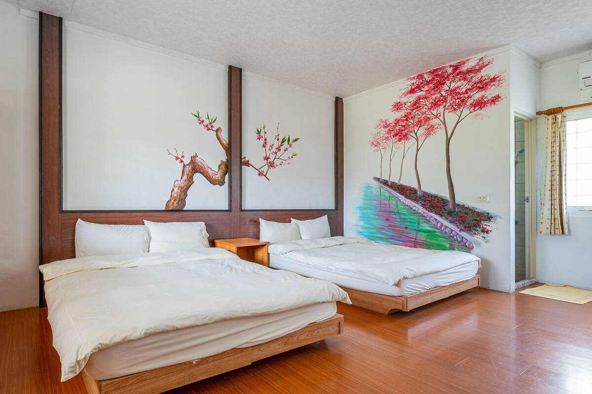Habitación cuádruple, 2 camas matrimoniales, balcón, vista a la montaña | Áreas de la propiedad