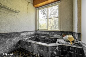 Habitación cuádruple, 2 camas Queen size, balcón, vista al patio | Baño | Amenidades de baño gratuitas, secadora de cabello, toallas