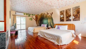 Habitación cuádruple, 2 camas Queen size, balcón, vista al patio | Escritorio, espacio para trabajar con laptop y ropa de cama