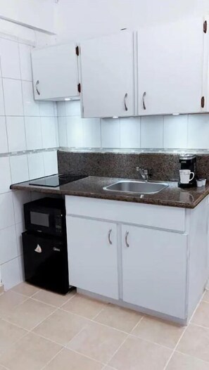 Basic-Studio | Eigene Küche | Mini-Kühlschrank, Mikrowelle, Kochgeschirr/Geschirr/Besteck