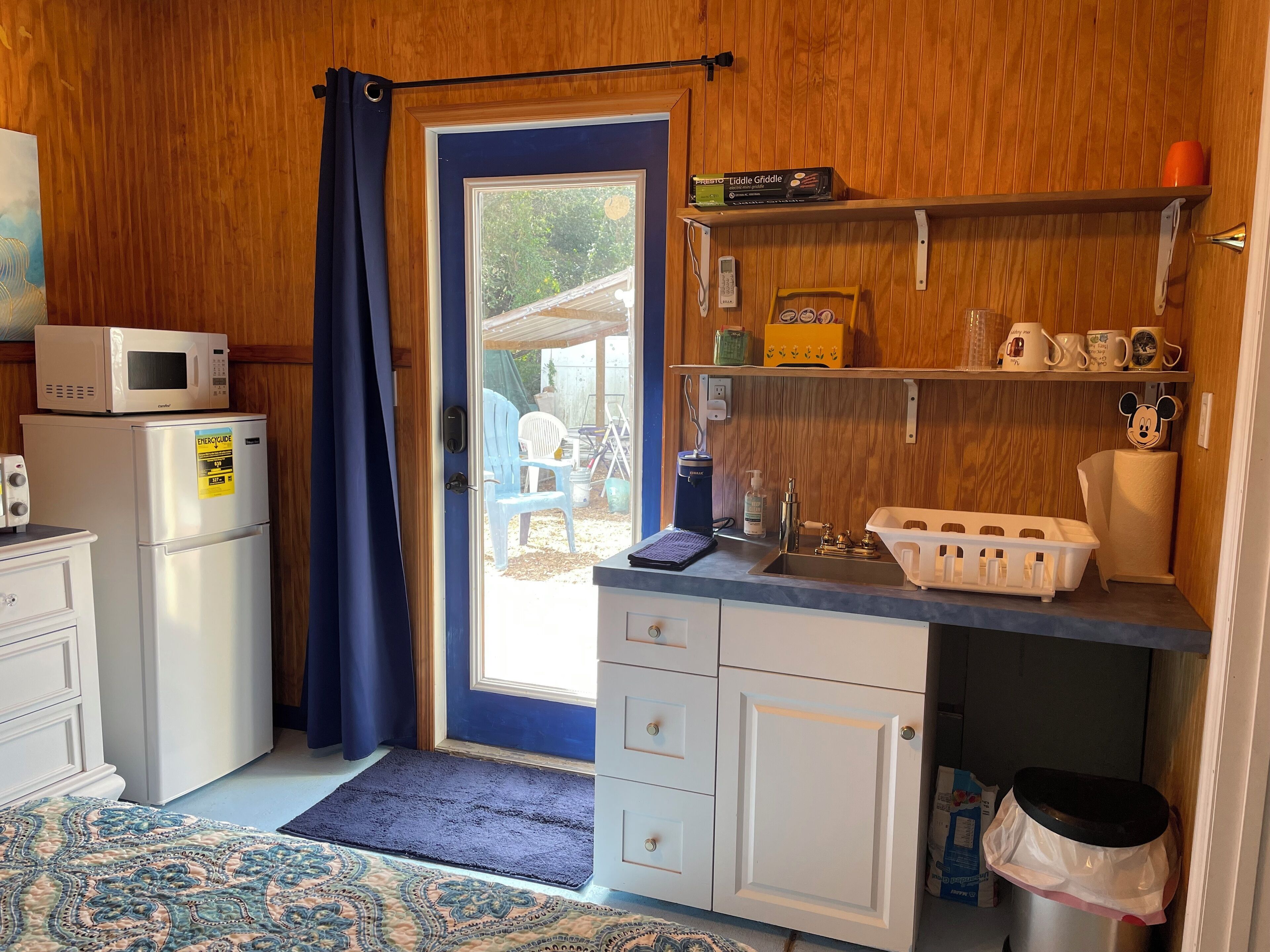 Fridge, microwave, oven, coffee/tea maker