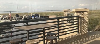 Studio, Private Entrance, fenced in quiet corner, pets ok, large Parking area