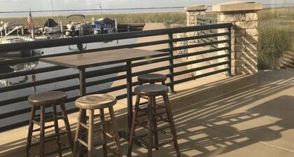 Studio, Private Entrance, fenced in quiet corner, pets ok, large Parking area