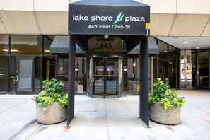 Exterior detail - Amazing Streeterville 1BR w/ Gym, Pool, walk to Navy Pier, by Blueground (Chicago)