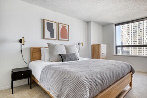 1 bedroom, iron/ironing board, WiFi, bed sheets - Amazing Streeterville 1BR w/ Gym, Pool, walk to Navy Pier, by Blueground (Chicago)