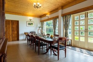Dining room - Amã Stays & Trails Makaibari Bungalow, Darjeeling (Kurseong)