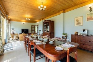 Dining room - Amã Stays & Trails Makaibari Bungalow, Darjeeling (Kurseong)