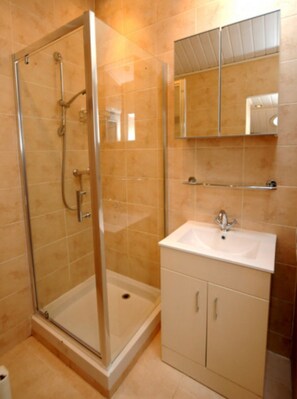 Douche, articles de toilette gratuits, sĂšche-cheveux