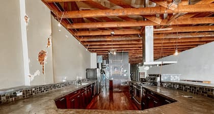 Downtown loft apartment with excellent views, furnishings and location on square