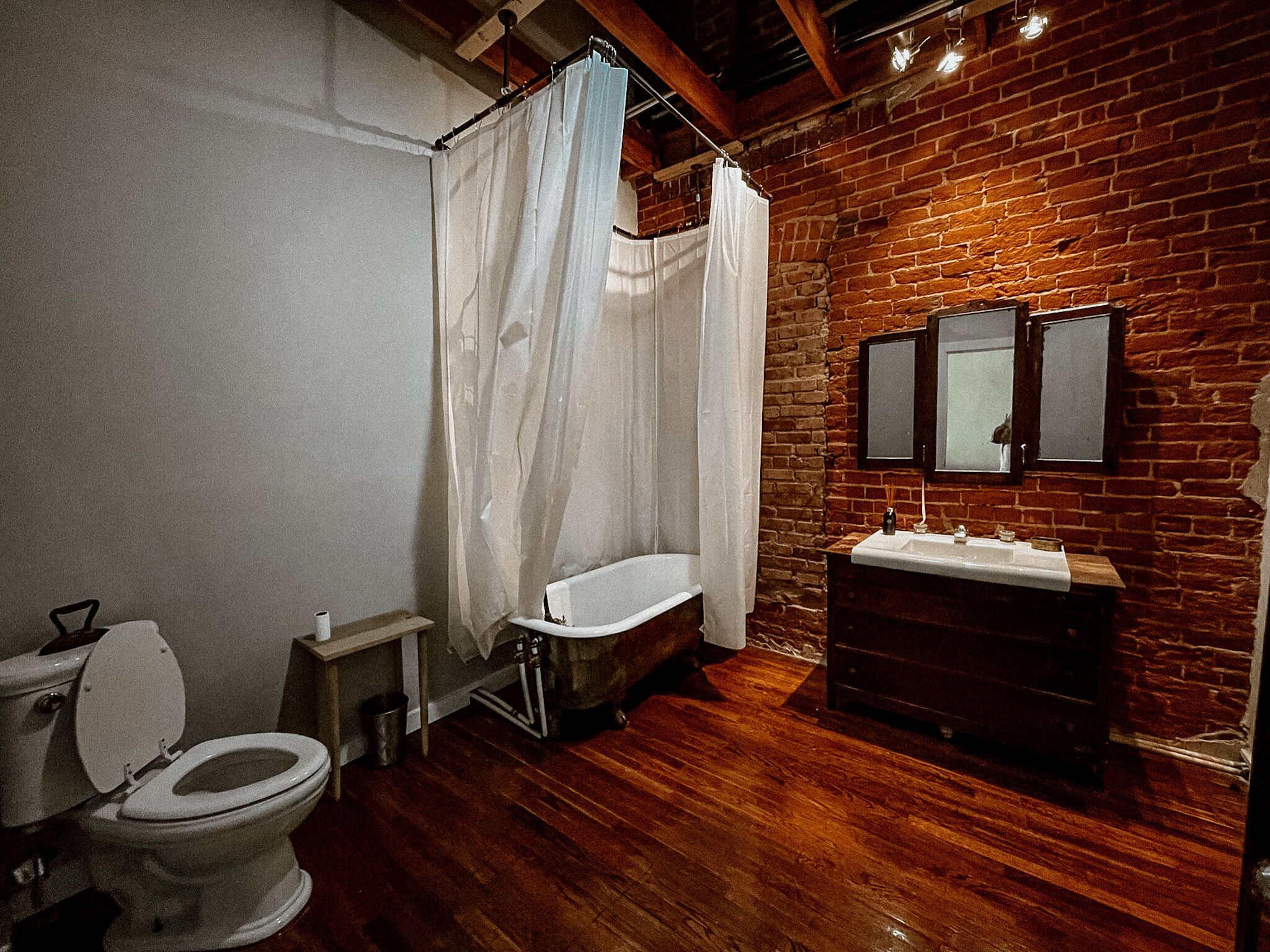 Bañera con ducha, bidet, toallas, jabón