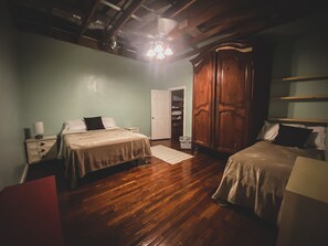 3 bedrooms, travel crib, free WiFi, bed sheets - Downtown loft apartment with excellent views, furnishings and location on square (Enid)