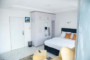 3 habitaciones, tabla de planchar con plancha, wifi y ropa de cama 