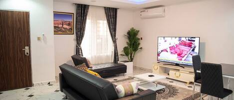 Fernseher, Kamin, Stereoanlage