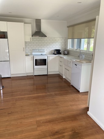 Fridge, microwave, oven, stovetop. Little Sweetie in the Heart of Old Oamaru