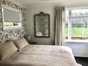 2 chambres, bureau, fer et planche à repasser, lit parapluie