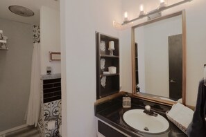 Een douche, een haardroger, handdoeken, zeep