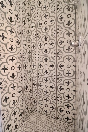 Een douche, een haardroger, handdoeken, toiletpapier