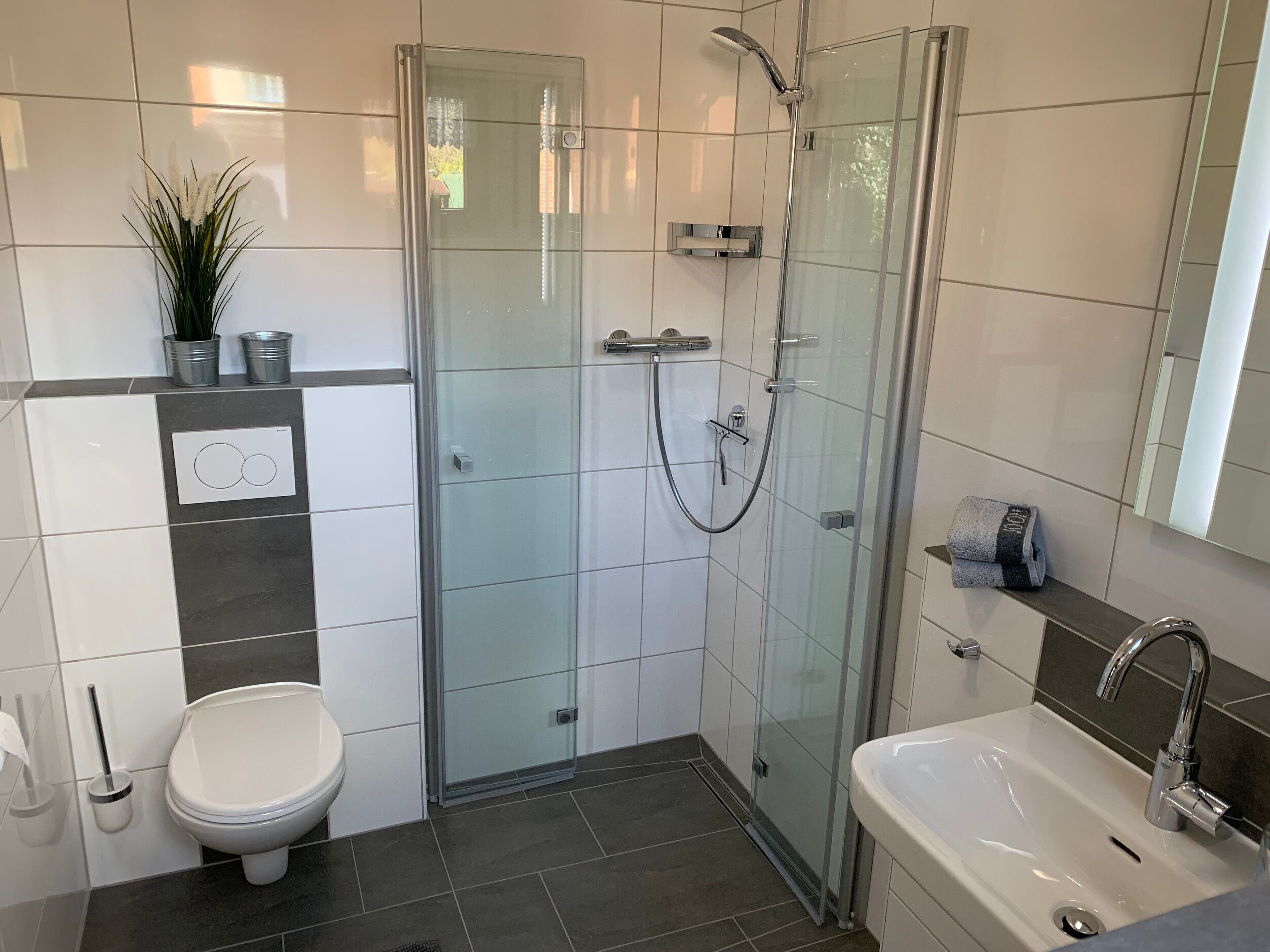 Dusche, Haartrockner, Handtücher