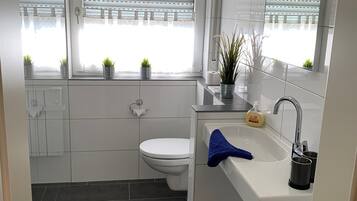 Dusche, Haartrockner, Handtücher