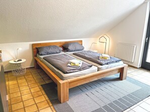 3 slaapkamers, een strijkplank/strijkijzer, gratis wifi, beddengoed
