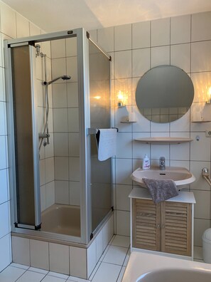 Badewanne, Haartrockner, Handtücher