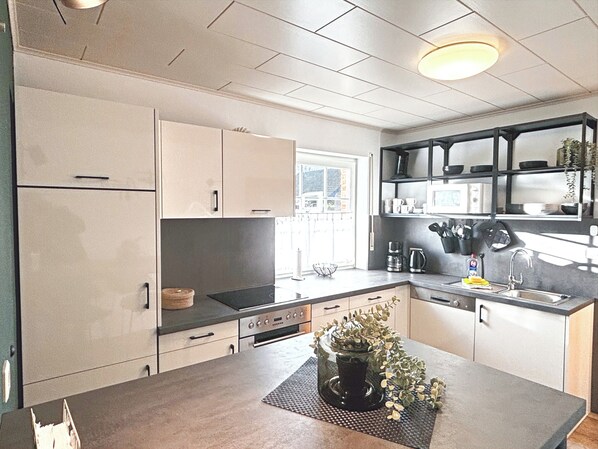 冷蔵庫、電子レンジ、オーブン、コンロ