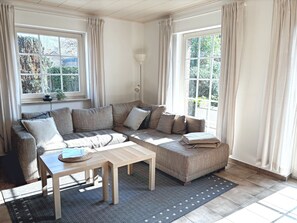 Una televisión, una chimenea, un reproductor de DVD