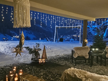Outdoor dining. Apartment Lieblingsplatz - Ski in and Ski out with Mountain View, Fireplace, Terrace & Wi-Fi