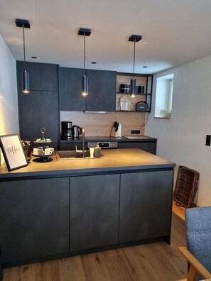 Jääkaappi, uuni, liesi, astianpesukone