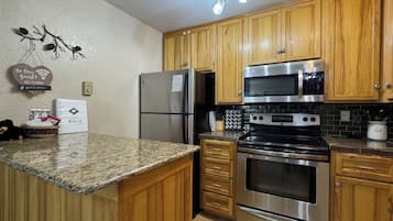 Jääkaappi, mikroaaltouuni, uuni, liesi