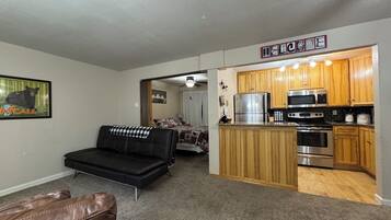 Älytelevisio, takka, kirjoja