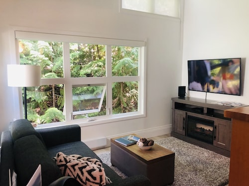 Bright 1 bedroom Whistler Creekside condo– close to Gondola, free parking