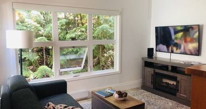 Bright 1 bedroom Whistler Creekside condoâ close to Gondola, free parking