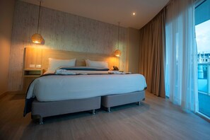 Suite junior, balcón (Deluxe) | Ropa de cama de alta calidad y caja de seguridad en la habitación 