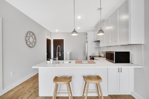 Organic Modern ♥ King Bed ♥ In Plaza Midwood