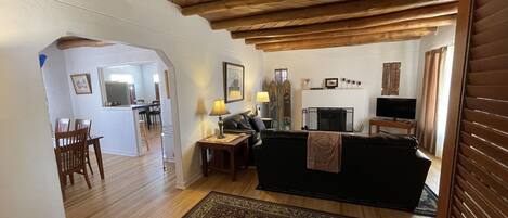 Télévision, cheminée, lecteur de DVD, livres