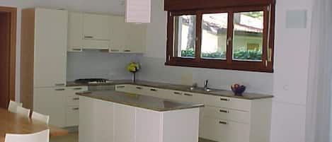 Refrigerador, lavavajillas y utensilios de cocina