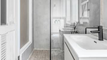 Superior Double Room, Balcony | Bathroom | Shower, free toiletries, hair dryer, towels