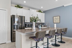 ثلاجة، ميكروويف، فرن، موقد طهي مسطح