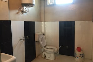 Shower, rainfall showerhead, free toiletries, bathrobes