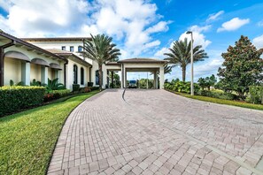 Property grounds - Fascinating 4 bedroom, Walking distance to the waterpark (Celebration)