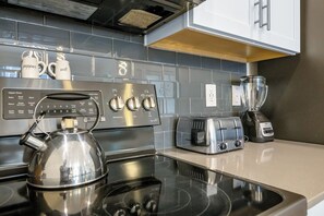Frigorifero, microonde, forno, piano cottura