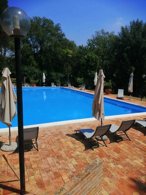 Departamento, 1 habitación, patio, vista al jardín | Alberca | Alberca al aire libre 