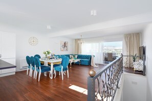 Apartment, 3 Bedrooms, Balcony, City View | Dining