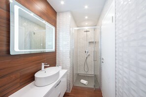 Apartment, 3 Bedrooms, Balcony, City View | Bathroom
