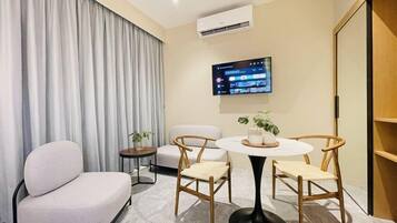 Studio Suite dành cho gia đình | Khu phòng khách | Smart TV 40-inch có truyền hình kỹ thuật số, TV, Netflix