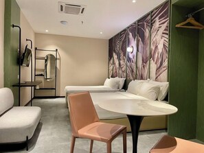Deluxe Family Room without Window | Wohnbereich | 40-Zoll-Smart-TV mit Digitalempfang, Fernseher, Netflix