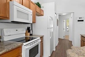 冷蔵庫、電子レンジ、オーブン、コンロ