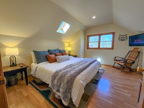 3 habitaciones, escritorio y tabla de planchar con plancha 